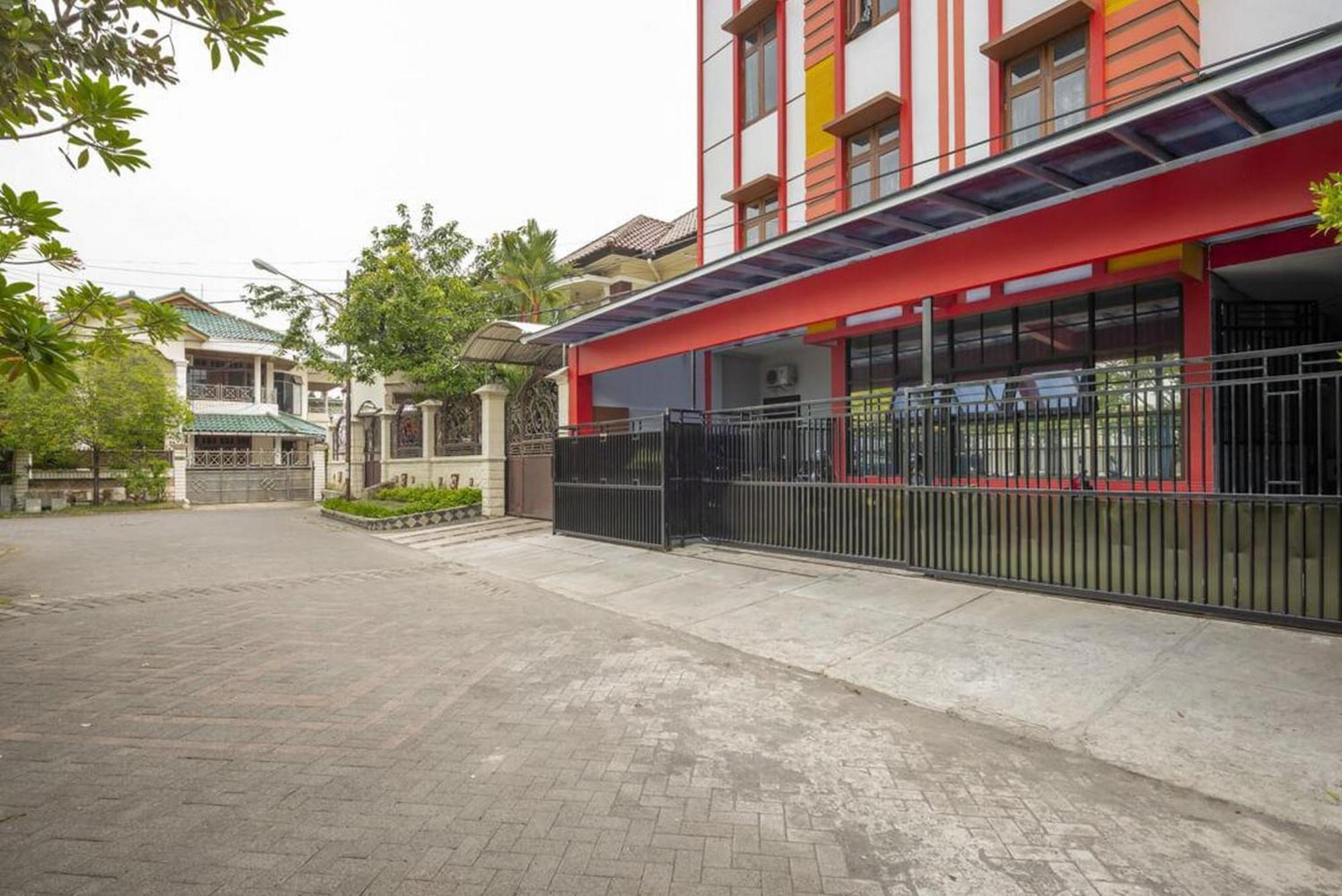Reddoorz @ Jemursari Surabaya 2 Exterior photo